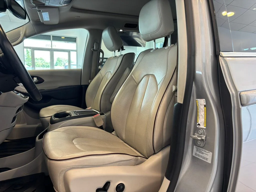Used 2017 Silver Chrysler Limited image 12