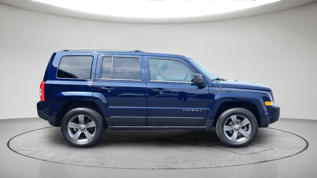 Used 2015 Blue Jeep Latitude image 2
