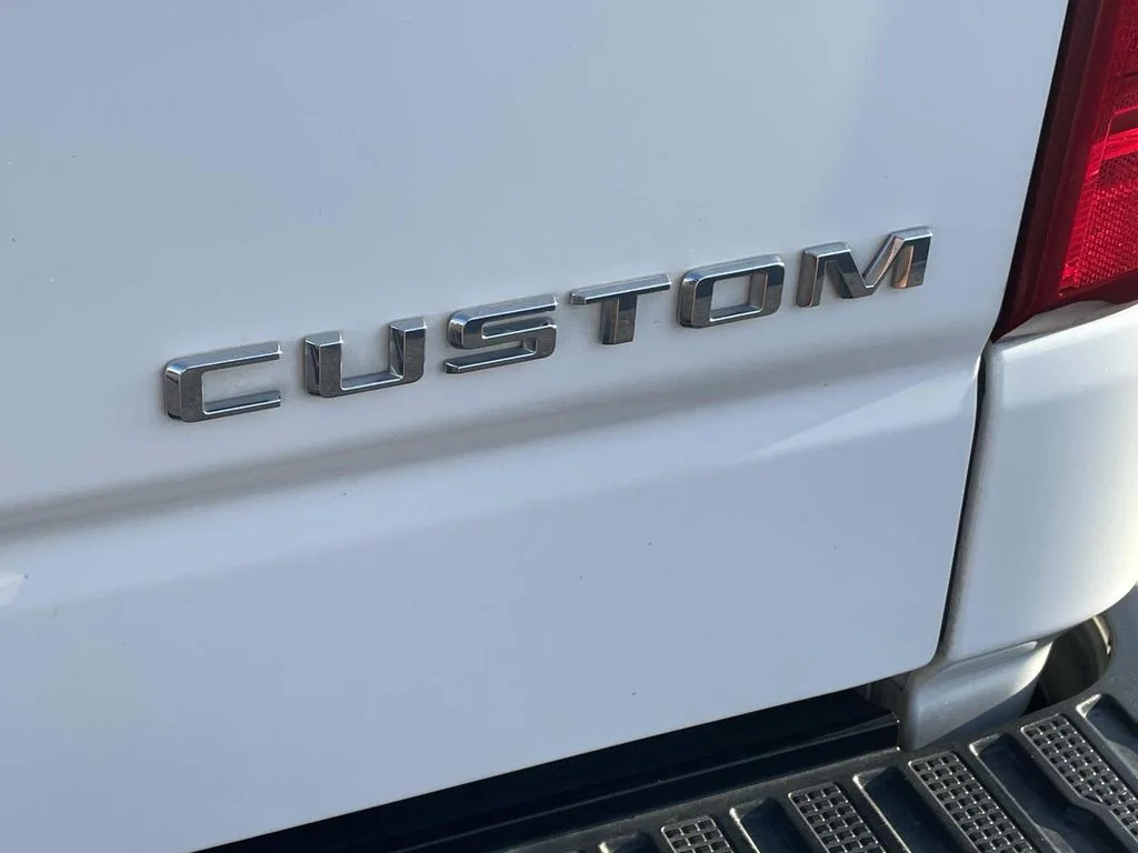Used 2022 White Chevrolet Custom image 10