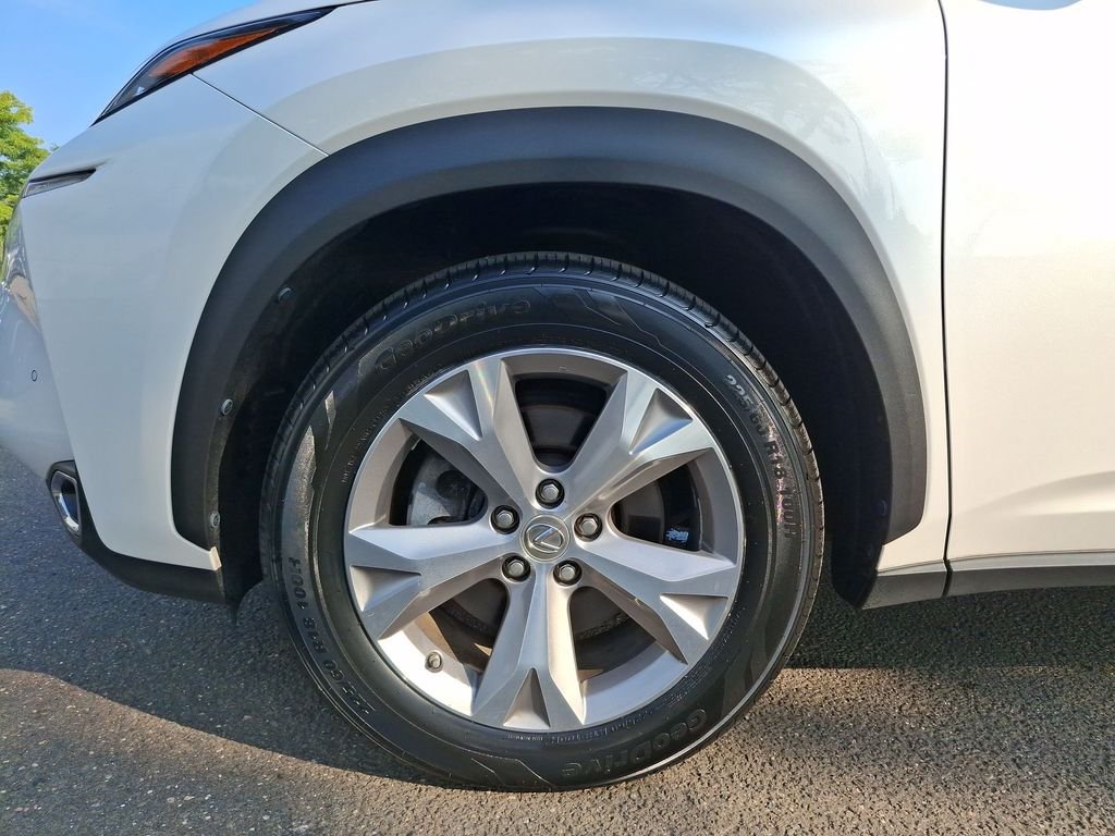 Used 2017 White Lexus 200t image 19