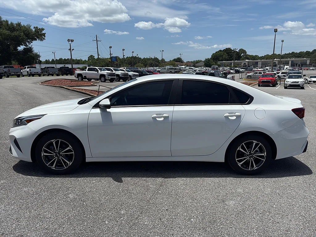 Used 2023 Snow White Pearl Kia  image 3