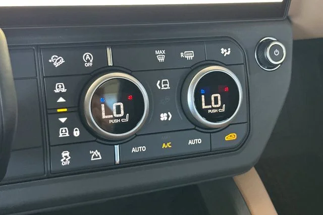 New 2026 Woolstone Green Land Rover X-Dynamic SE image 19