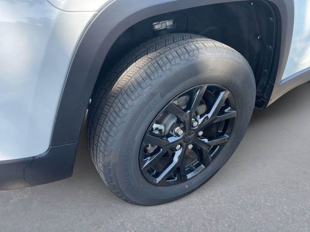 Used 2024 White Jeep Altitude image 11