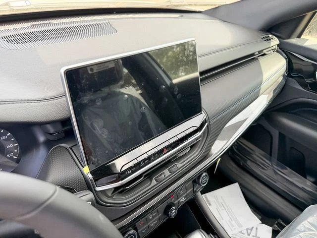 New 2026 Bright White Clear-Coat Exterior Paint Jeep Latitude image 19