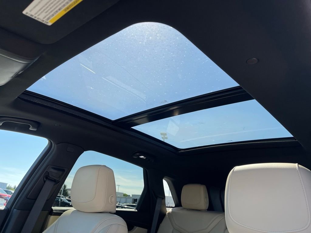 Used 2017 Crystal White Tricoat Cadillac Luxury image 10