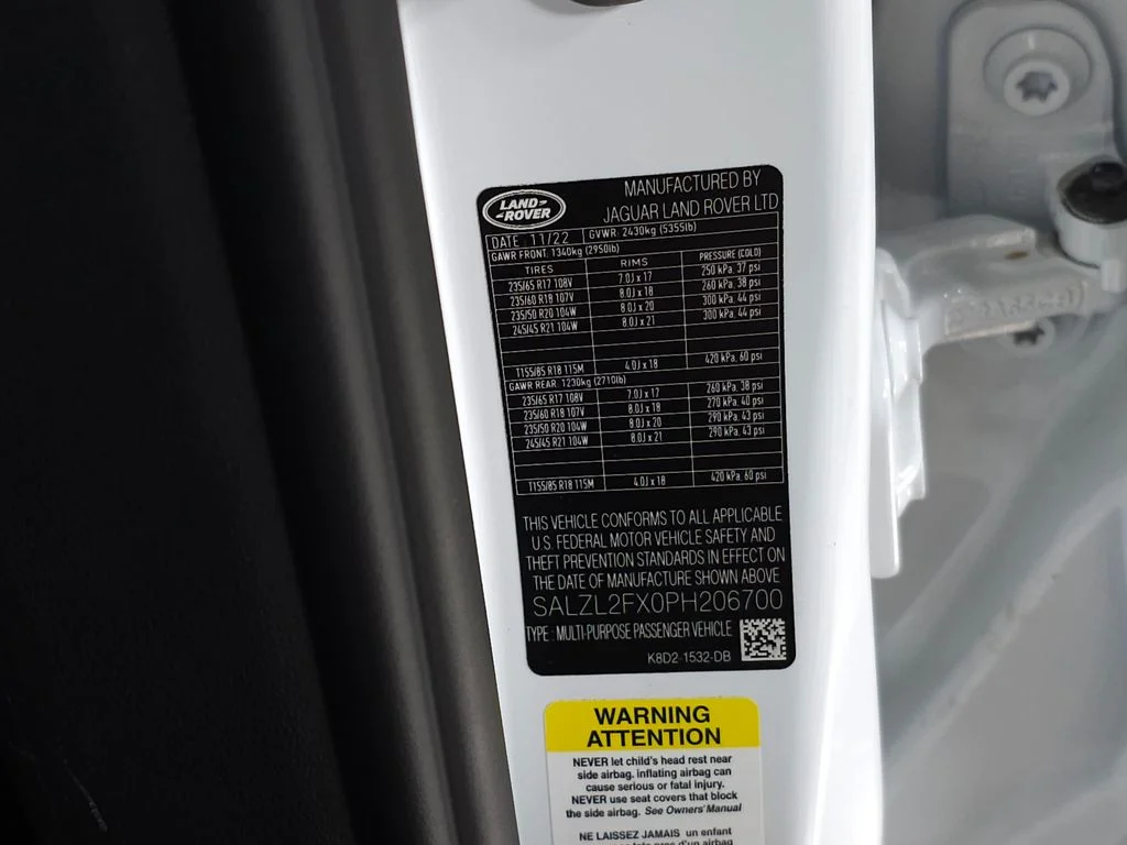 Used 2023 White Land Rover R-Dynamic SE image 36