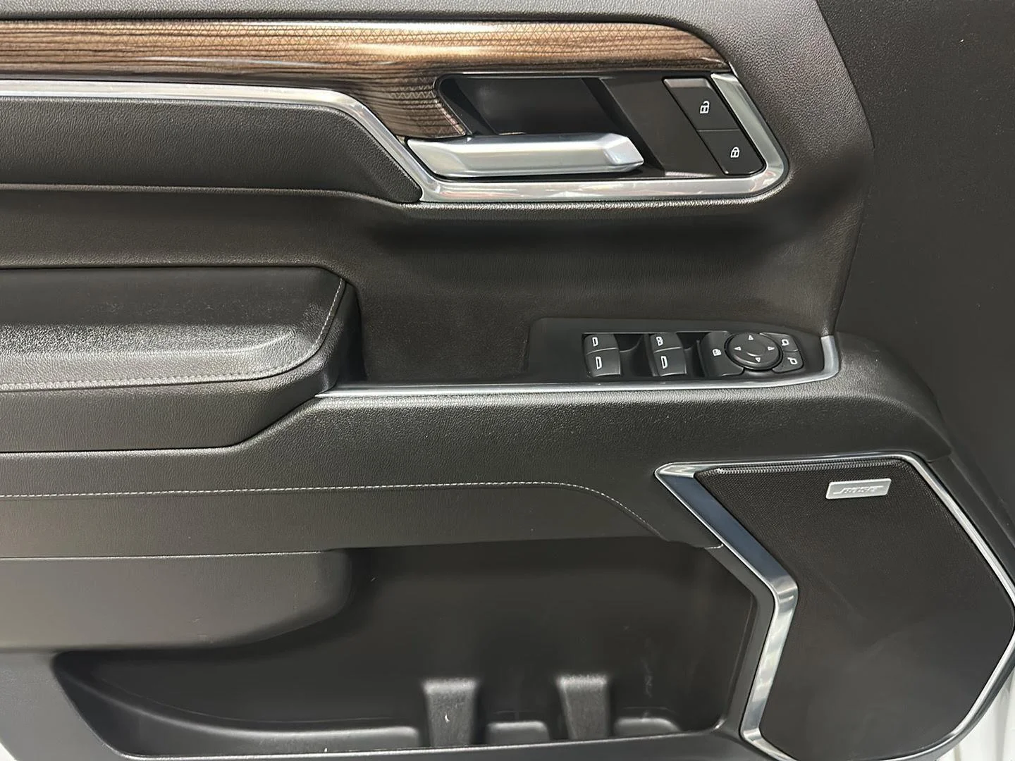 Used 2024 Summit White Chevrolet RST image 18