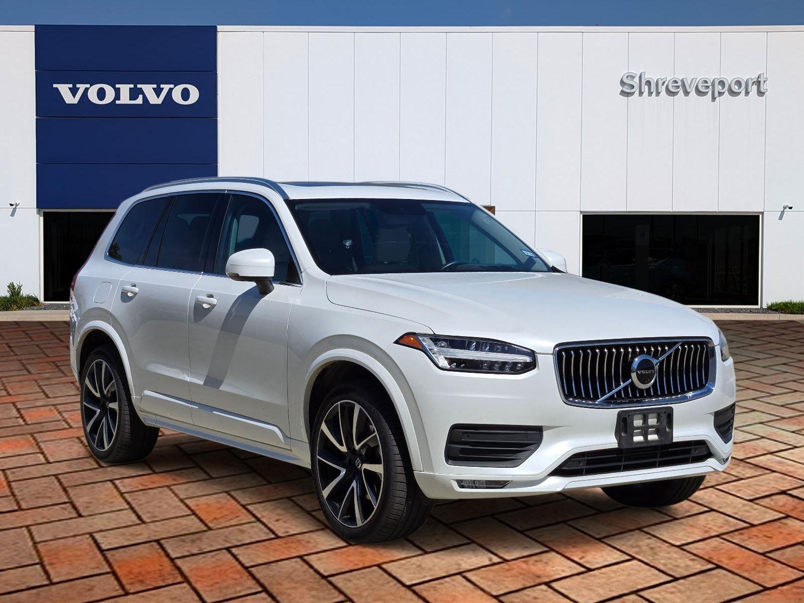 Used 2022 Crystal White Metallic Volvo Momentum image 3