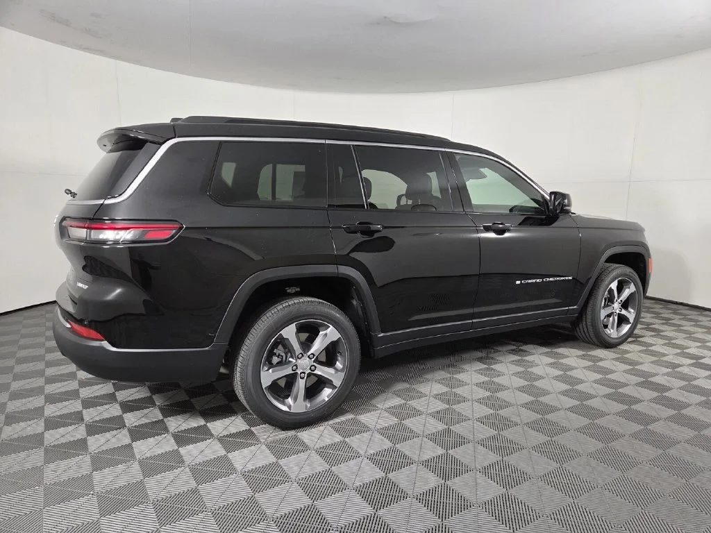 New 2026 Diamond Black Crystal Pearl-Coat Exterior Paint Jeep Limited image 4