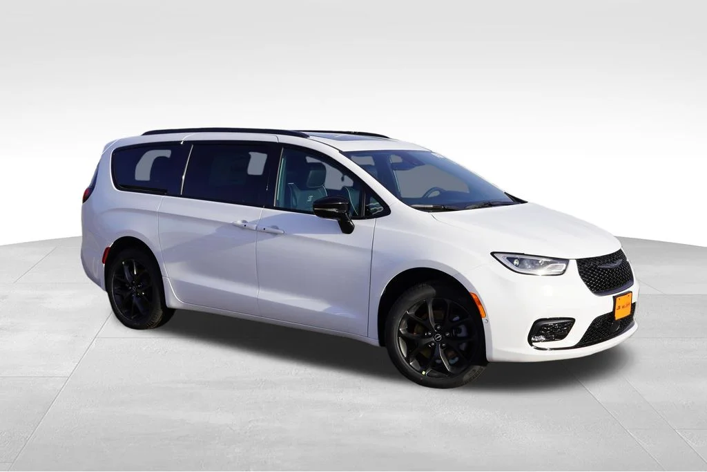 New 2026 Bright White Clear-Coat Exterior Paint Chrysler Limited image 2