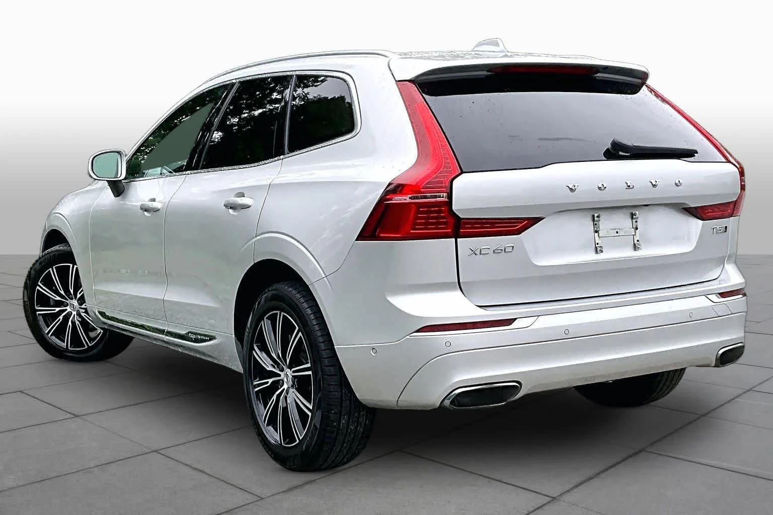 Used 2019 Bright Silver Metallic Volvo Inscription image 12