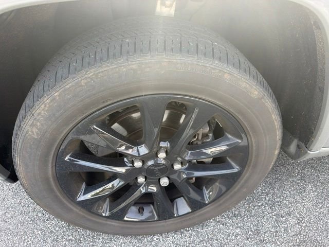 Used 2022 Gray Jeep Laredo X image 3
