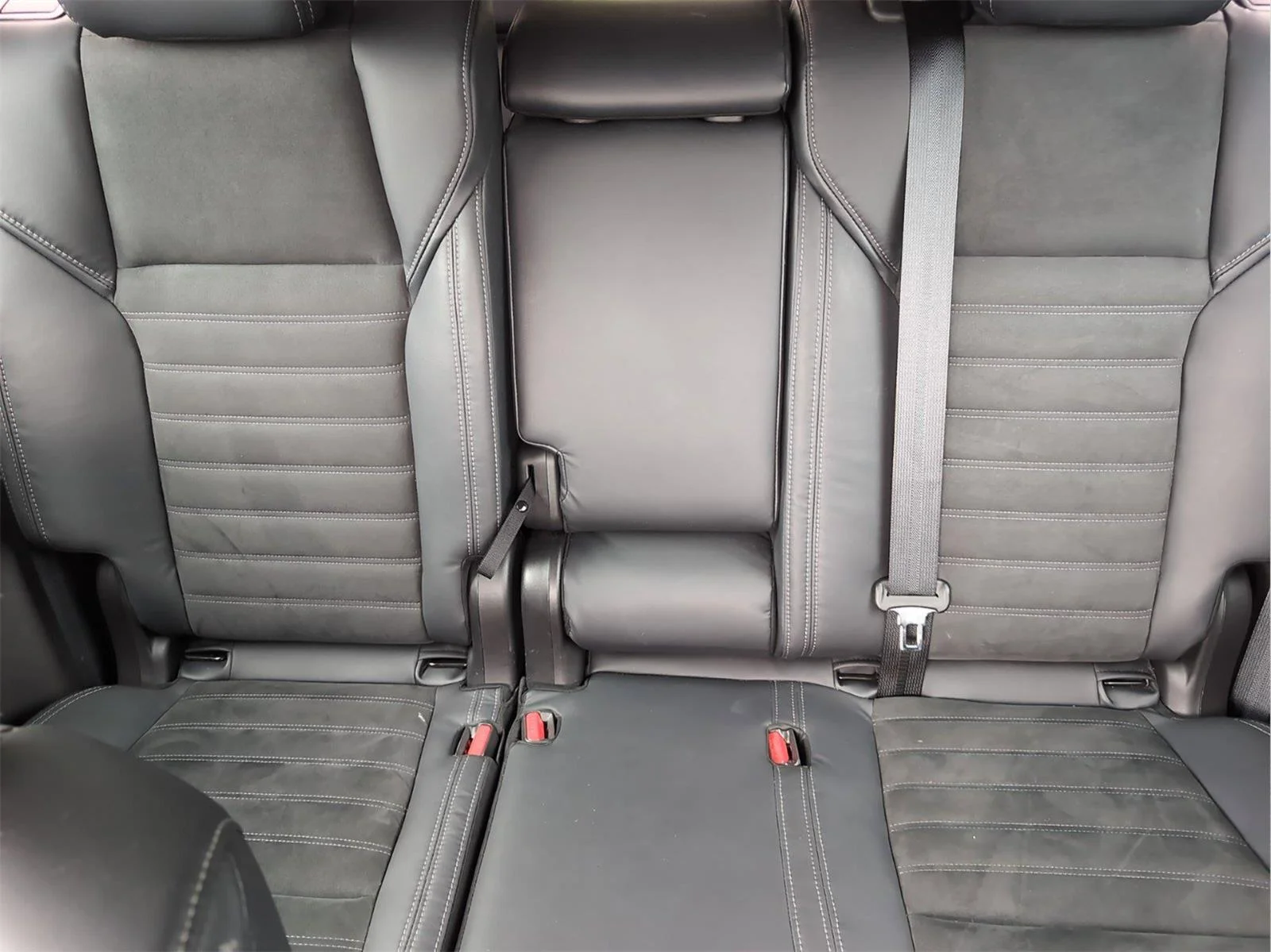 Used 2022 White Diamond Mitsubishi Black Edition image 23