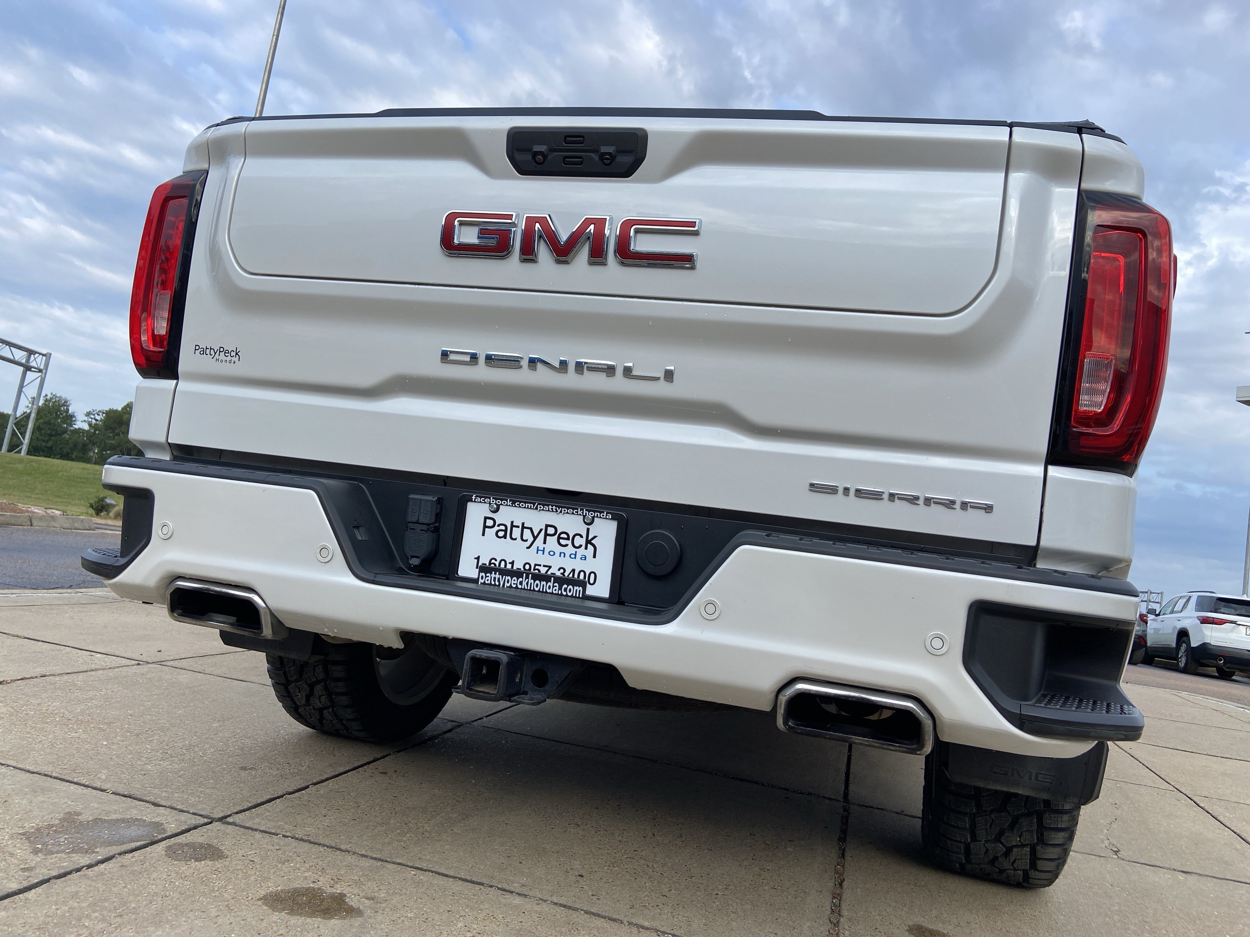 Used 2022 White Frost Tricoat GMC Denali image 53