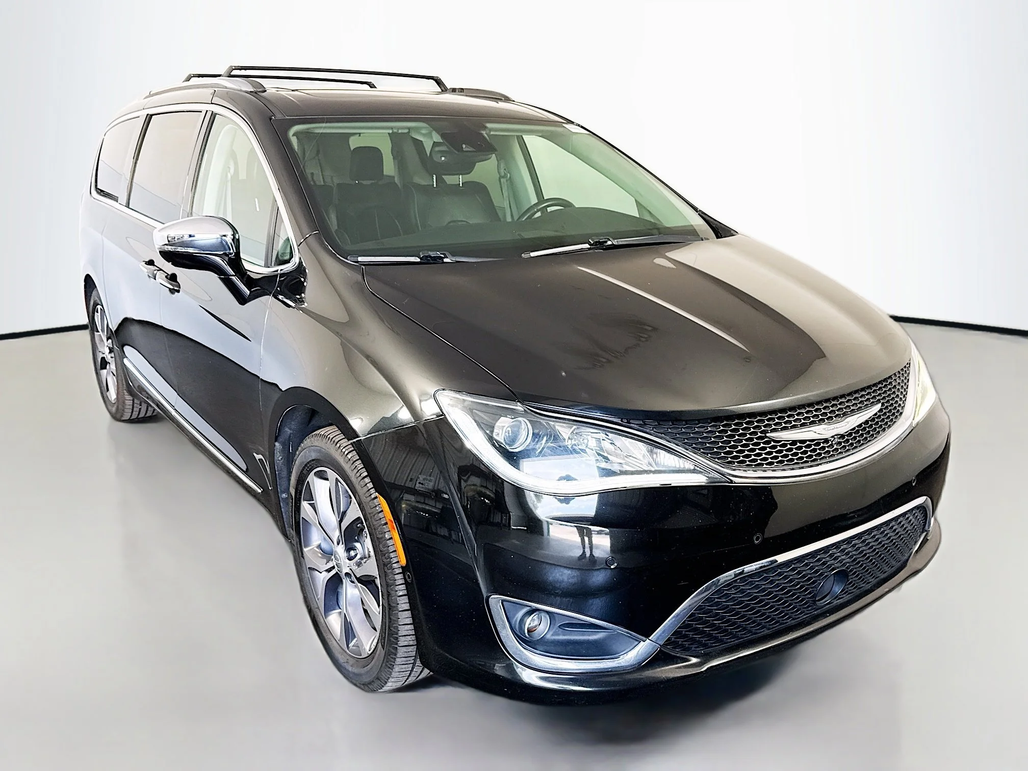 2017 Chrysler Pacifica Limited's photo