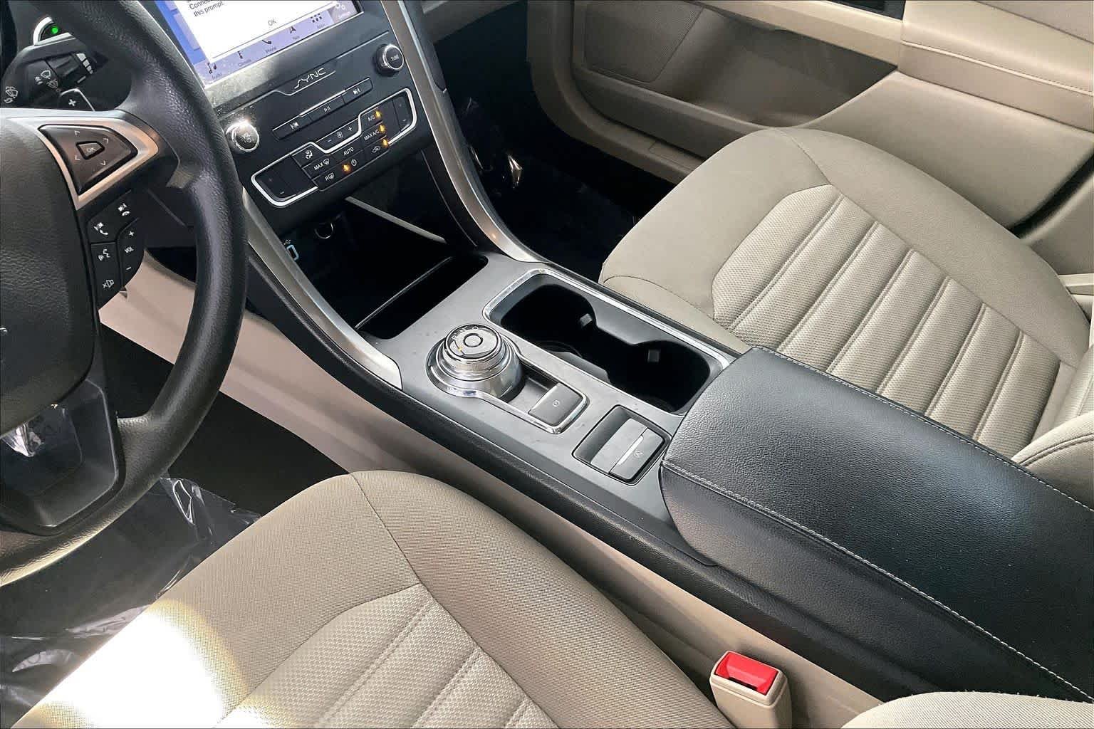 Used 2019 White Gold Metallic Ford SE image 17
