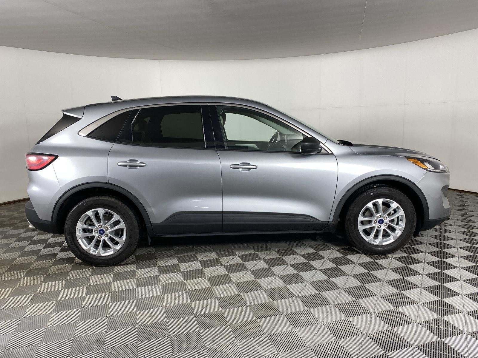 Used 2022 Iconic Silver Ford SE image 11