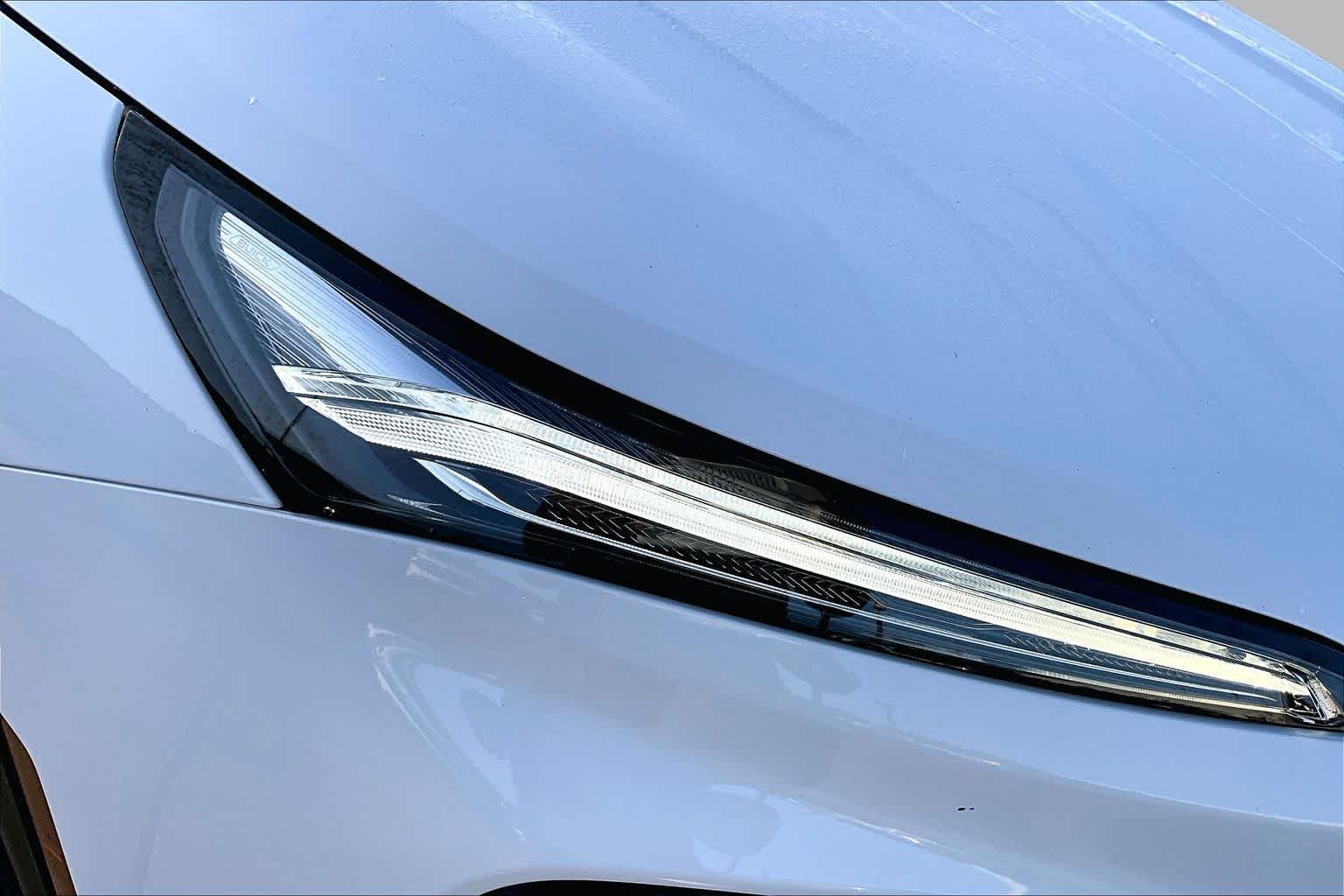 Used 2025 Summit White Buick Preferred image 28