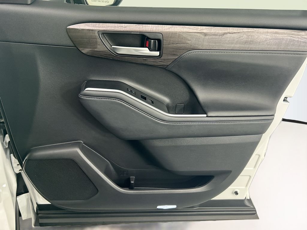 Used 2023 Pearl Toyota Platinum image 23