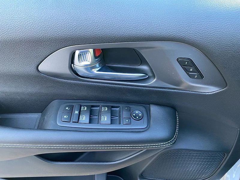2026 Chrysler Pacifica Select - Photo 10