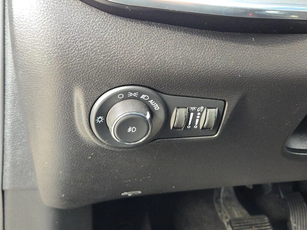 Used 2023 Crystal Metallic Jeep Limited image 21
