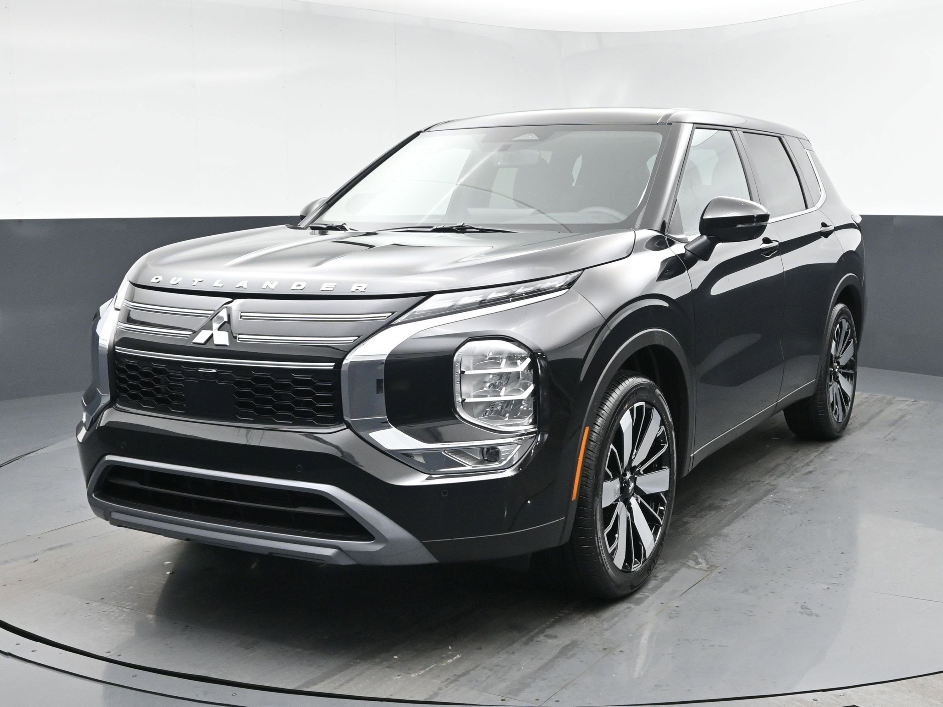 2026 Mitsubishi Outlander SE FWD's photo