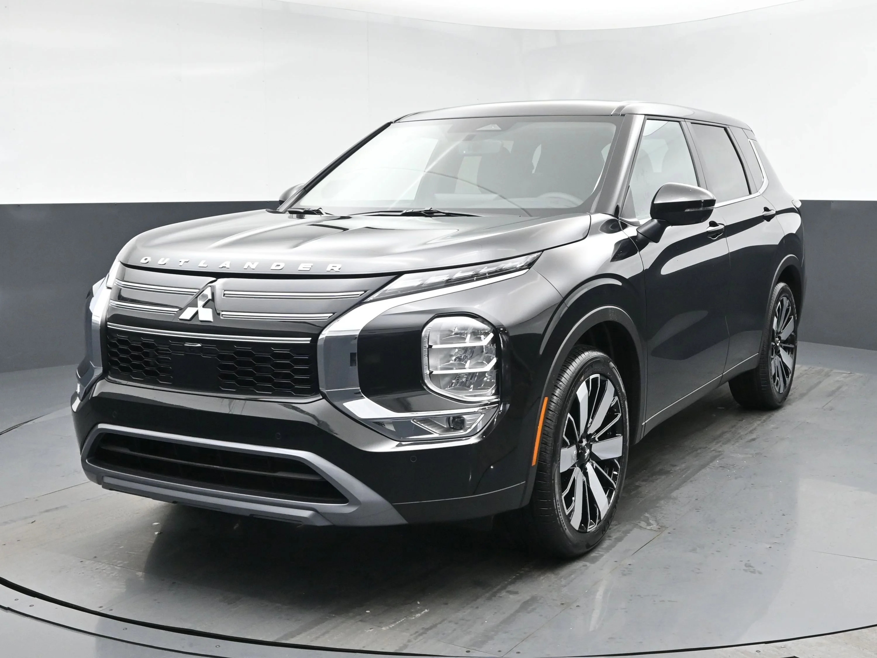 2026 Mitsubishi Outlander SE FWD's photo