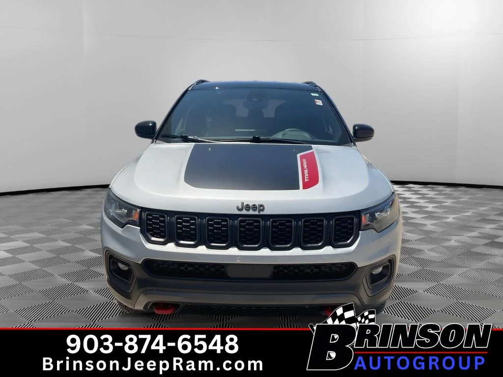 Used 2025 Silver Zynith Metallic Clearcoat Jeep Trailhawk image 2