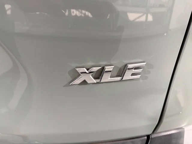 Used 2023  Toyota XLE Premium image 10