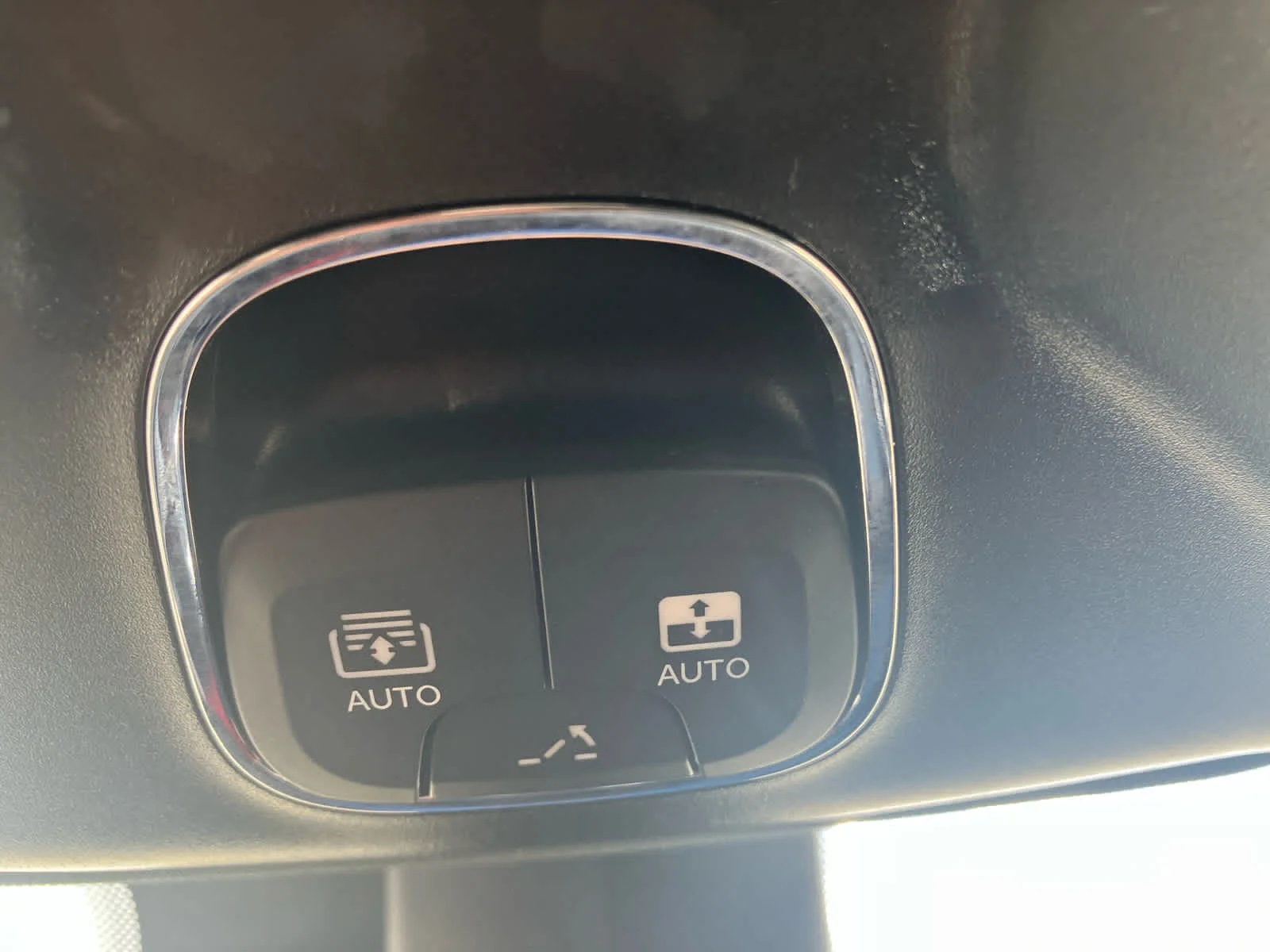 Used 2025 Diamond Black Crystal Pearlcoat Jeep Latitude image 20
