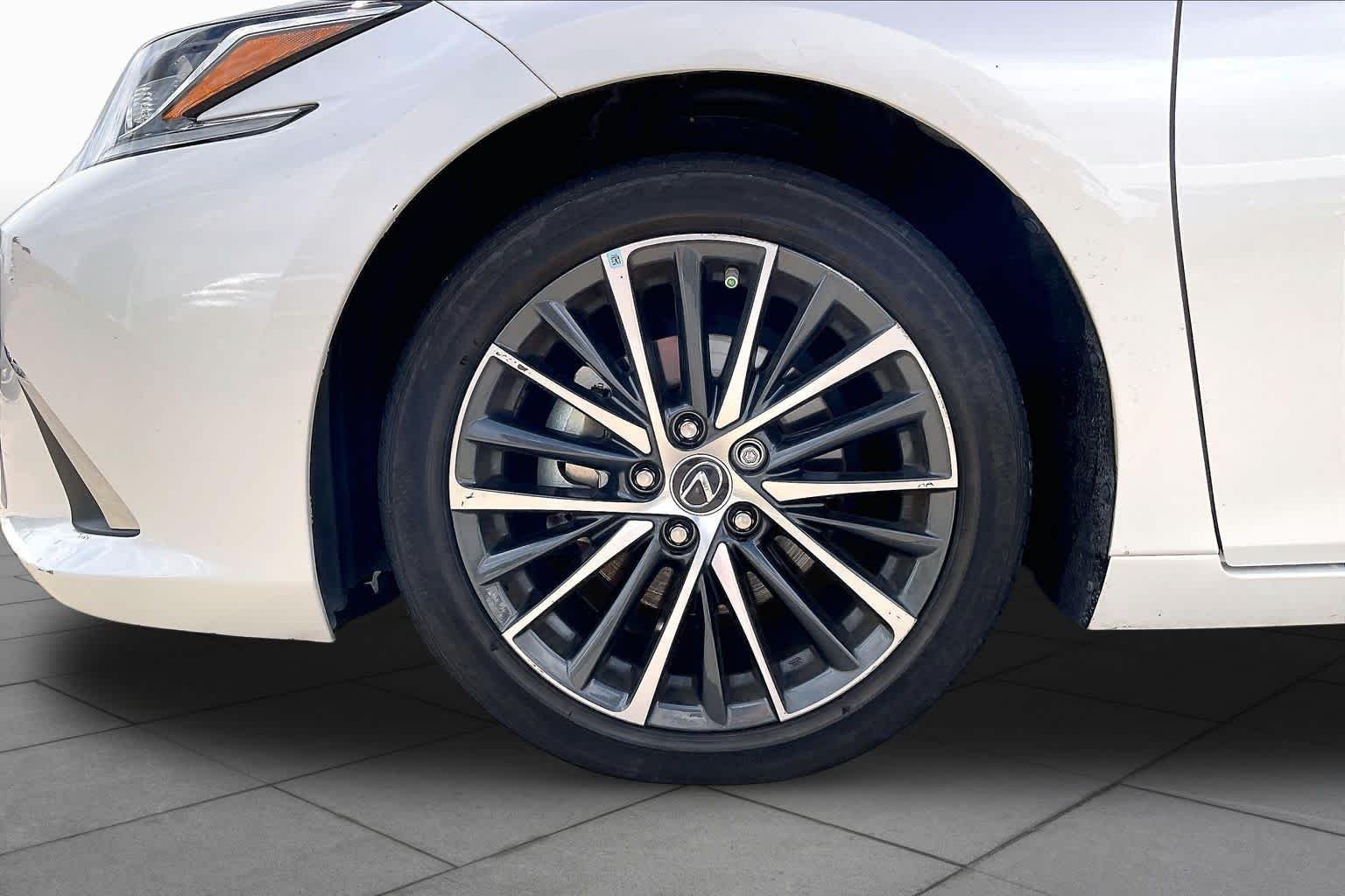 Used 2024 Eminent White Pearl Lexus  image 9