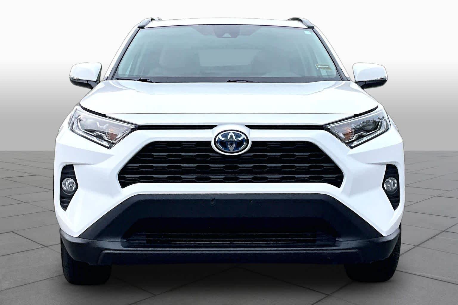 Used 2021 Super White Toyota Hybrid XLE image 4