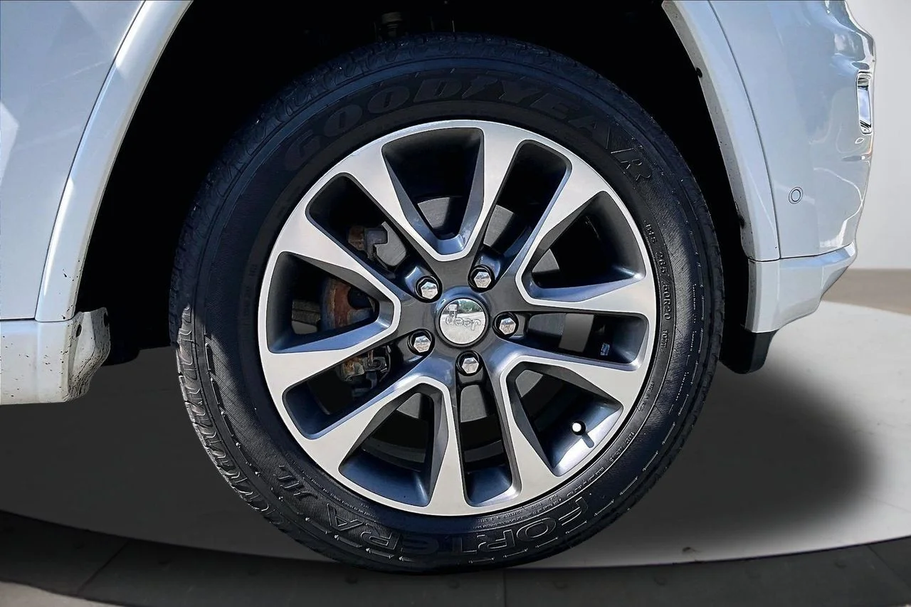 Used 2018 White Jeep Overland image 34
