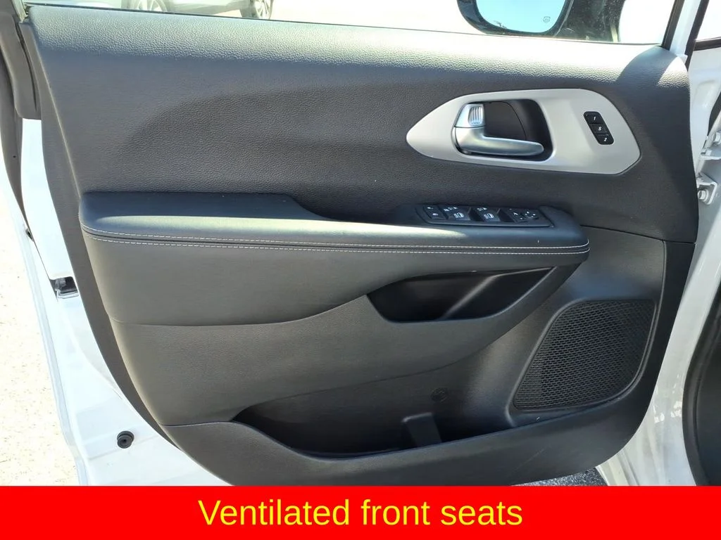 Used 2025 White Chrysler Limited image 24