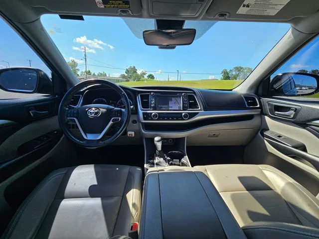 Used 2019 Silver Toyota XLE image 12