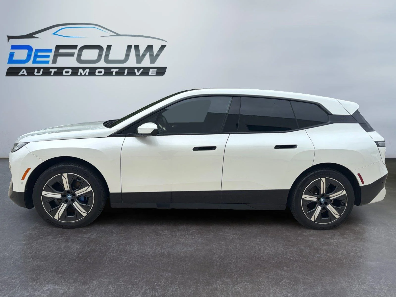 Certified Used 2025 Mineral White Metallic BMW xDrive50 image 18