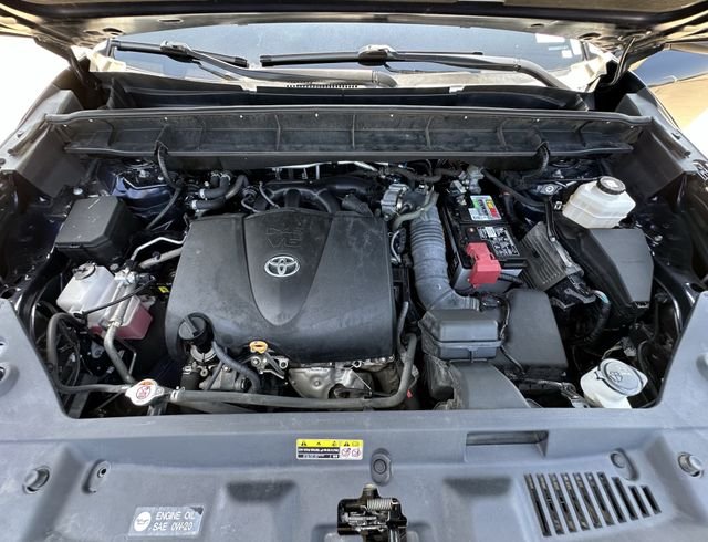 Used 2021  Toyota XLE image 36