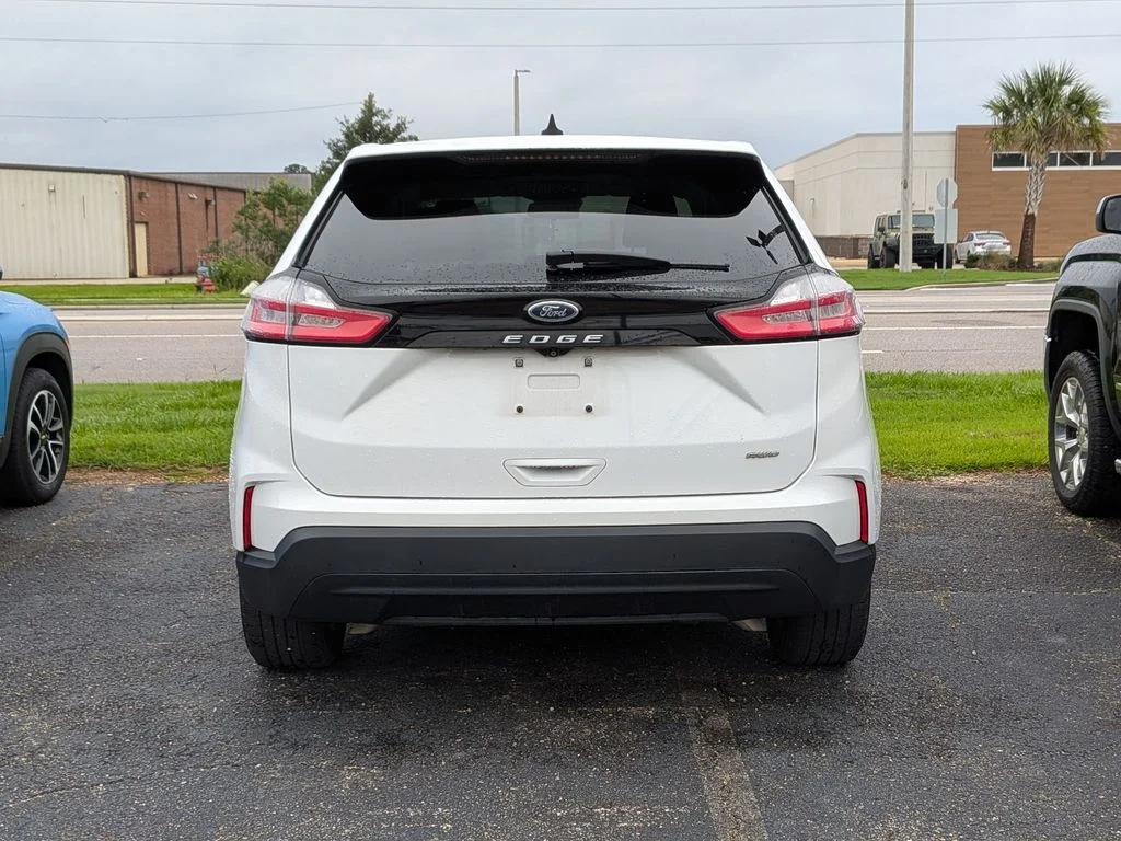 Used 2022 White Ford SE image 3