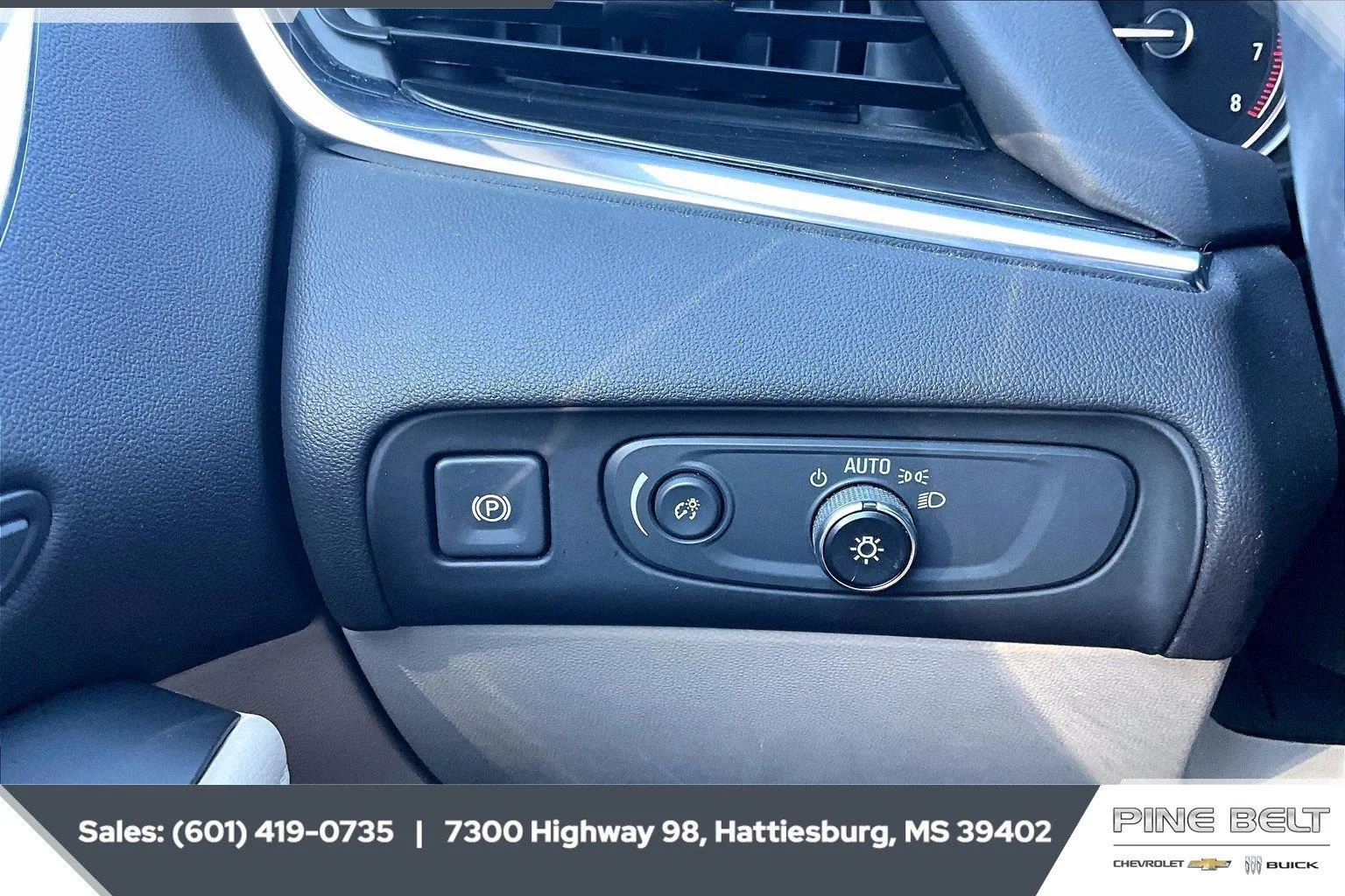 Used 2021 White Frost Tricoat Buick Premium image 23
