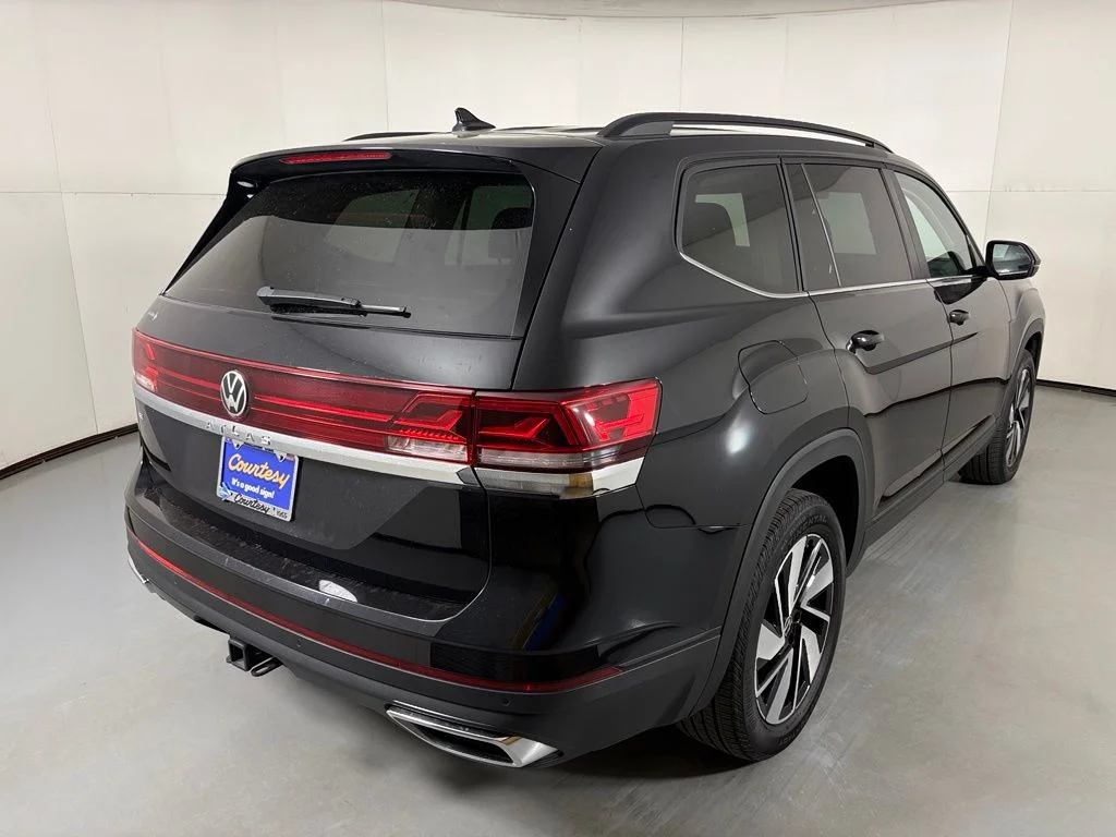 Used 2025 Black Volkswagen 2.0T SE w/Technology image 8