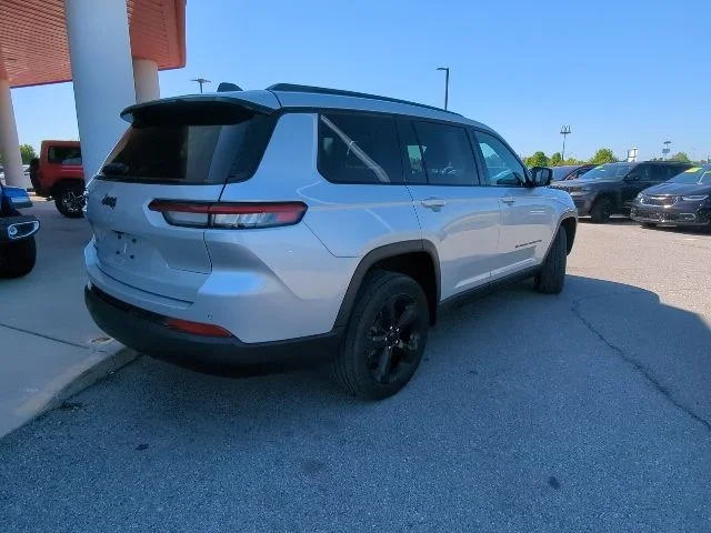 Certified Used 2021 Silver Jeep Altitude image 31