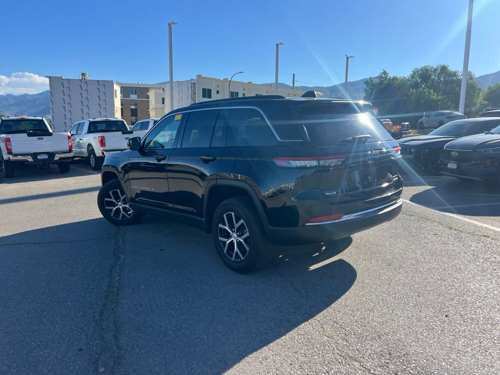 Used 2024 Diamond Black Crystal Pearlcoat Jeep Limited image 11