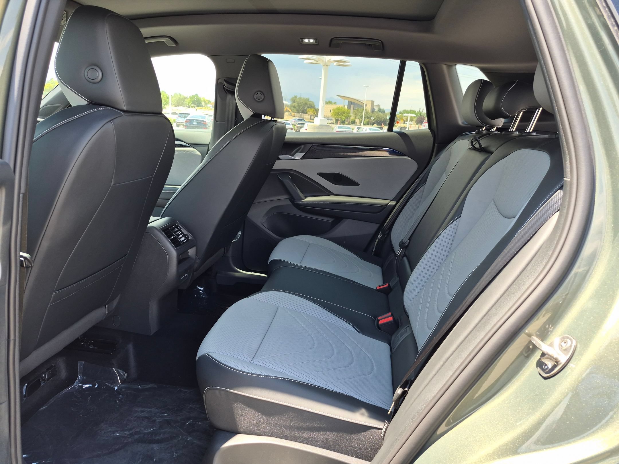 New 2026 Avocado Green w/Deep Black Roof Volkswagen SE R-Line Black image 25