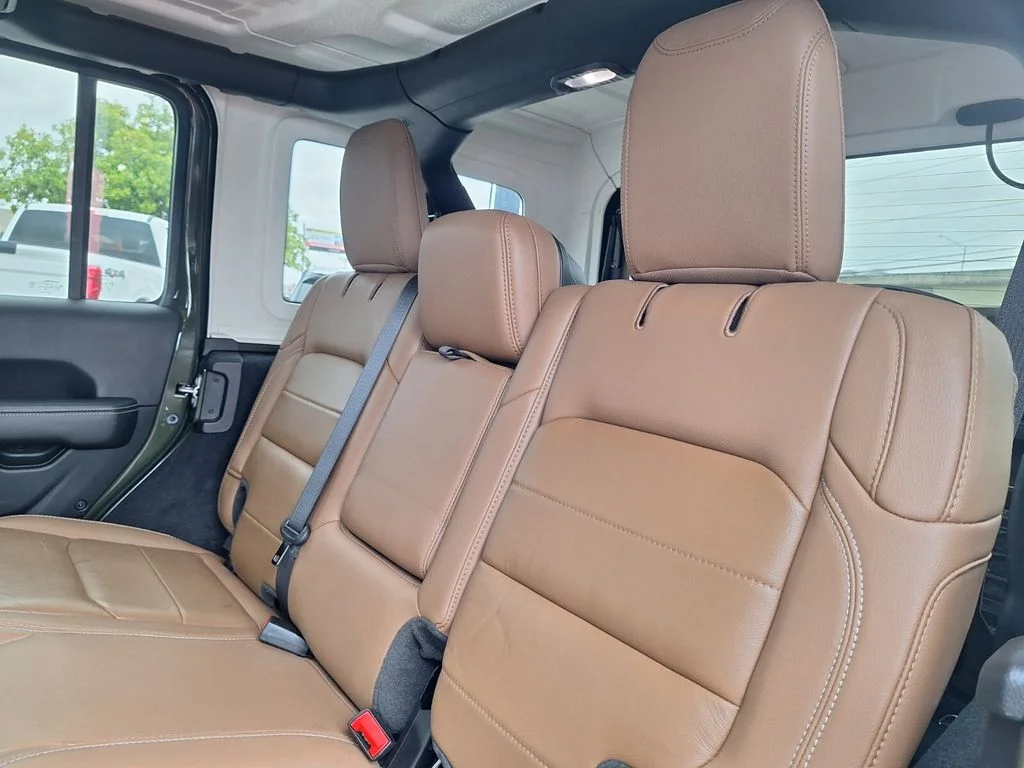 Used 2020 Green Jeep Unlimited Sahara image 24