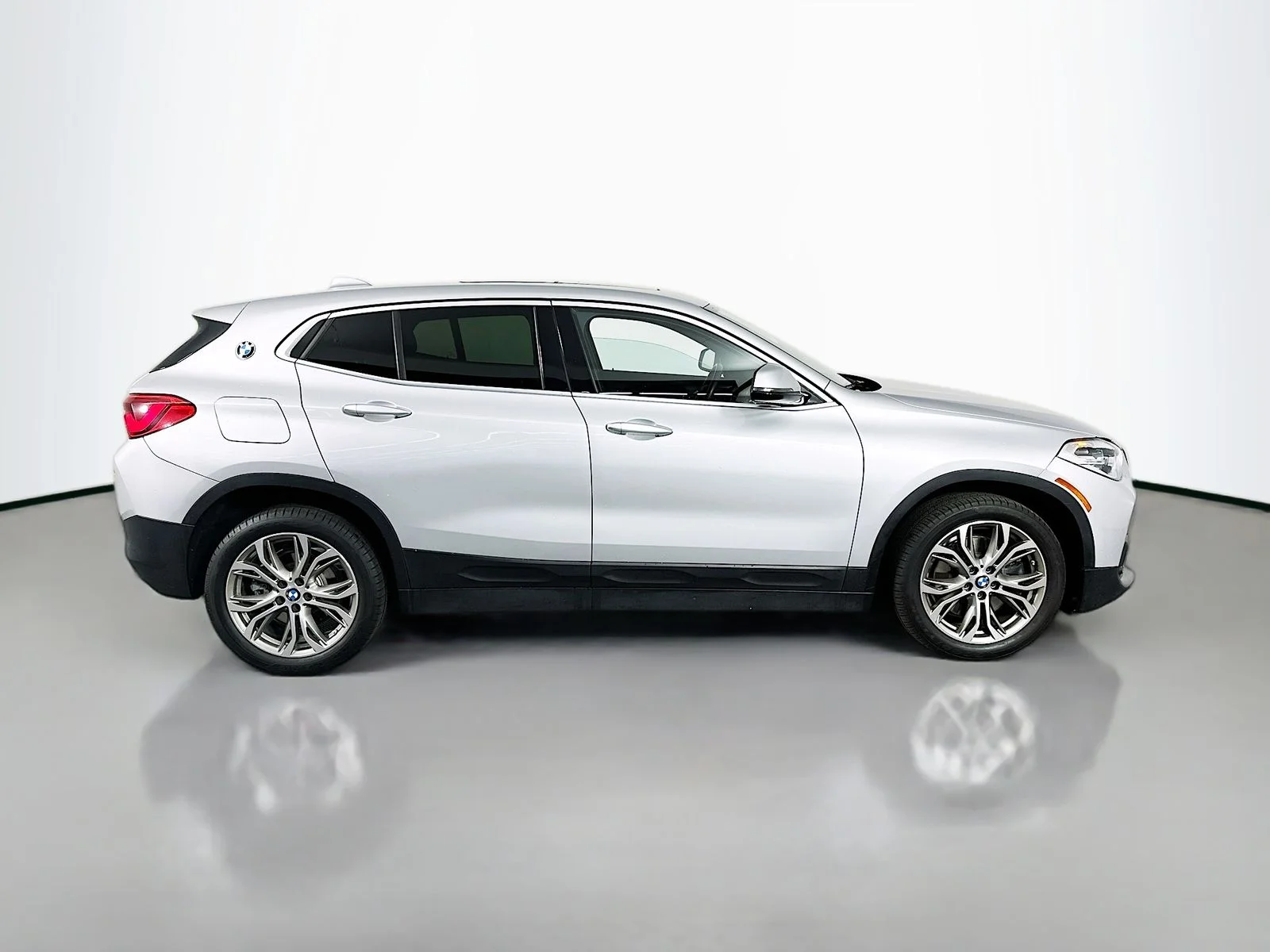Used 2020 Glacier Silver Metallic BMW sDrive28i image 9