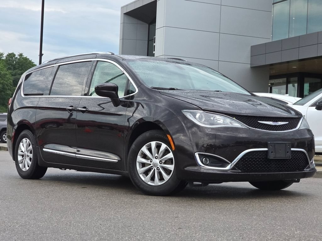 Used 2019 Chrysler Pacifica Touring L with VIN 2C4RC1BGXKR551043 for sale in Fort Wright, KY