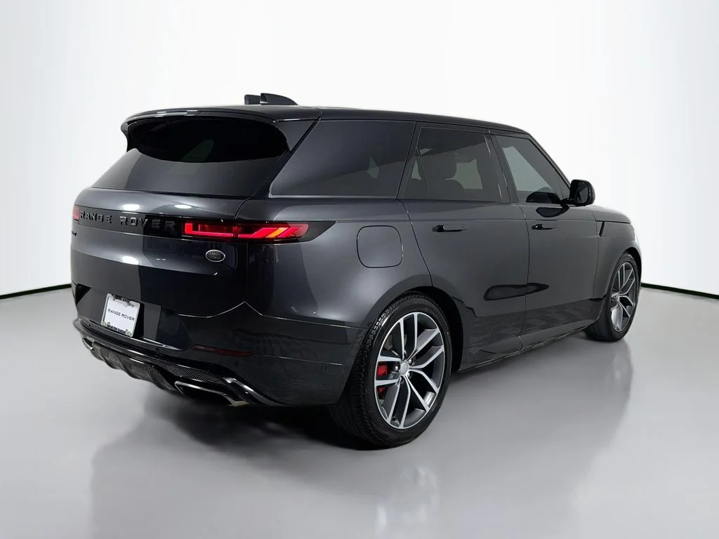 Used 2023 Gray Land Rover SE Dynamic image 5