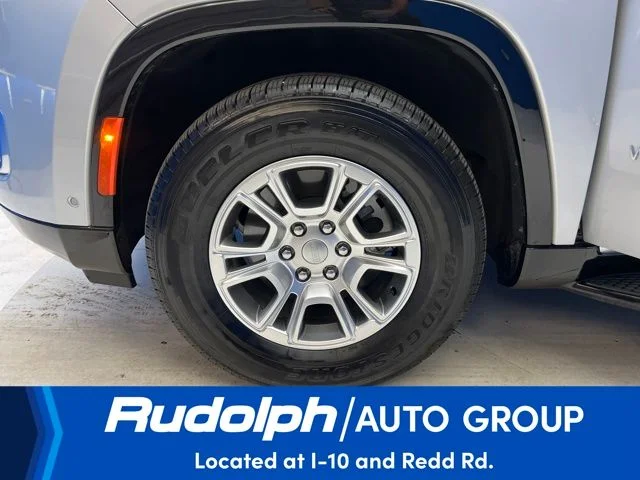 Used 2024 Silver Jeep Base image 27
