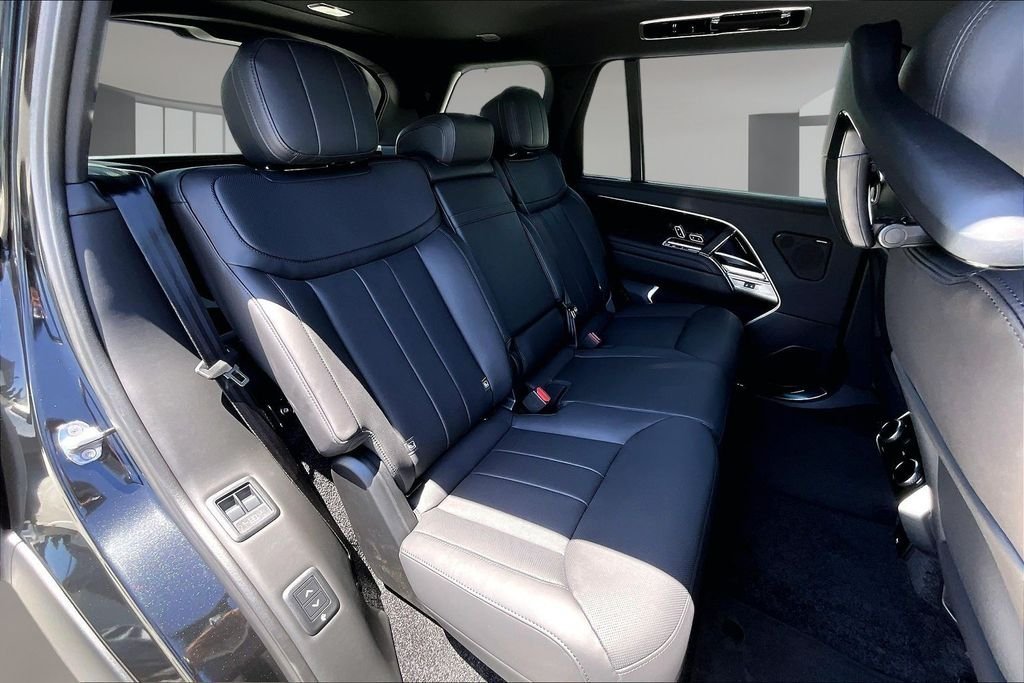 New 2026 Santorini Black LAND ROVER SE 7 Seats image 10
