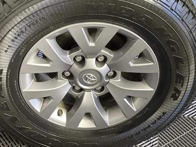 Used 2018 Gray Toyota SR5 image 27